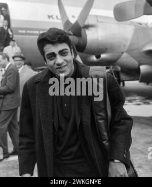 Oktober 1965. Amsterdam, Niederlande. Ankunft des französischen Sängers und Musikers Enrico Macias in Schiphol für die Grand Gala du Disque Stockfoto