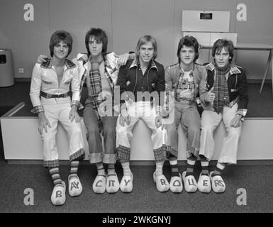 Februar 1976. Amsterdam, Niederlande. Die schottische Popgruppe Bay City Rollers am Flughafen Schiphol Stockfoto