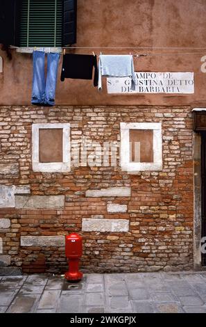 Hydranten- und Wäscheservice hängen von der Leitung, Venedig, Italien, Europa Stockfoto