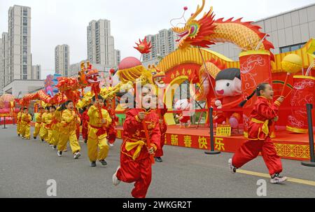 Peking, Chinas Provinz Zhejiang. Februar 2024. Kinder geben eine Drachentanz-Performance anlässlich des bevorstehenden Laternenfestes im Bezirk Xianju in Taizhou, ostchinesischer Provinz Zhejiang, 20. Februar 2024. Mit dem bevorstehenden Laternenfest werden traditionelle Drachentanzaufführungen im ganzen Land in voller festlicher Atmosphäre aufgeführt. Quelle: Wang Huabin/Xinhua/Alamy Live News Stockfoto