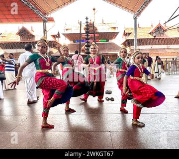 Bharatanatyam (Tamil: பரதநாட்டியம்) ist eine klassische indische Tanzform, die ihren Ursprung in Tamil Nadu hat. Es ist eine von acht klassischen indischen Tanzformen, die von den Sangeet Natak Akademi anerkannt werden, und drückt südindische religiöse Themen und spirituelle Ideen aus, insbesondere des Shaivismus und im Allgemeinen des Hinduismus. Dr. Ashna Bharatha Natyam Exponent und Lehrerin mit ihren Schülern vor dem berühmten Lord Krishna Guruvayur Tempel Kerala. Stockfoto