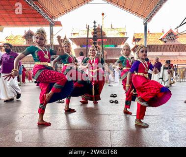 Bharatanatyam (Tamil: பரதநாட்டியம்) ist eine klassische indische Tanzform, die ihren Ursprung in Tamil Nadu hat. Es ist eine von acht klassischen indischen Tanzformen, die von den Sangeet Natak Akademi anerkannt werden, und drückt südindische religiöse Themen und spirituelle Ideen aus, insbesondere des Shaivismus und im Allgemeinen des Hinduismus. Dr. Ashna Bharatha Natyam Exponent und Lehrerin mit ihren Schülern vor dem berühmten Lord Krishna Guruvayur Tempel Kerala. Stockfoto