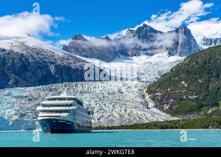 Das Kreuzfahrtschiff Stella Australis ankert vor dem Pia-Gletscher, dem Alberto de Agostini-Nationalpark, der Avenue der Gletscher, der chilenischen Arktis Stockfoto