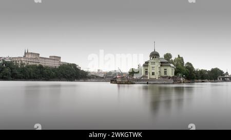 Das Wasserkraftwerk Helmovsky jez an der Moldau in Prag, Tschechische Republik Stockfoto