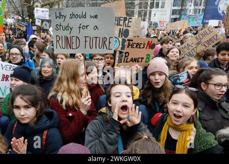 Studenten demonstrieren während einer Friday for Futre Demo in Berlin, 29/03/2019 Stockfoto