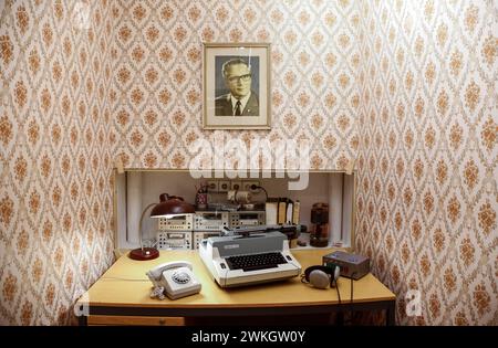 Stasi-Studium mit Bild von Erich Honecker im DDR-Museum. Das DDR-Museum zeigt das Leben und die Alltagskultur der DDR dauerhaft Stockfoto