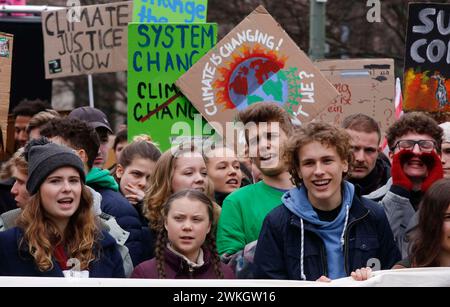 Die Klimaaktivisten Luisa Marie Neubauer (links) und Greta Thunberg demonstrieren mit tausenden Schülern in Berlin während eines Freitags für die Zukunft Stockfoto