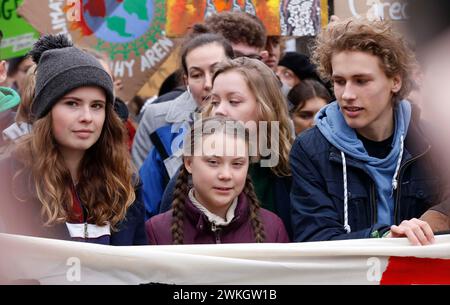 Die Klimaaktivisten Luisa Marie Neubauer (links) und Greta Thunberg demonstrieren mit tausenden Schülern in Berlin während eines Freitags für die Zukunft Stockfoto