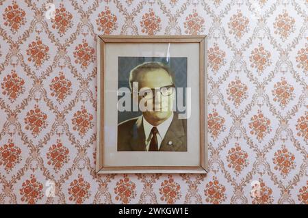 Ein Bild von Erich Honecker im DDR-Museum. Das DDR-Museum zeigt in seiner Dauerausstellung 11.06.2019 das Leben und die Alltagskultur der DDR Stockfoto