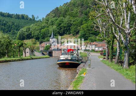 Hausboote auf dem Rhein-Marne-Kanal, Lutzelbourg, Lothringen, Frankreich, Elsass Stockfoto