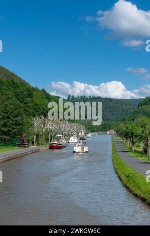 Hausboote auf dem Rhein-Marne-Kanal, Lutzelbourg, Lothringen, Frankreich, Elsass Stockfoto