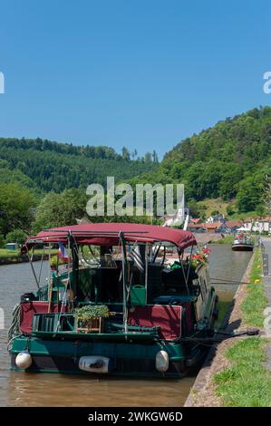 Hausboote auf dem Rhein-Marne-Kanal, Lutzelbourg, Lothringen, Frankreich, Elsass Stockfoto