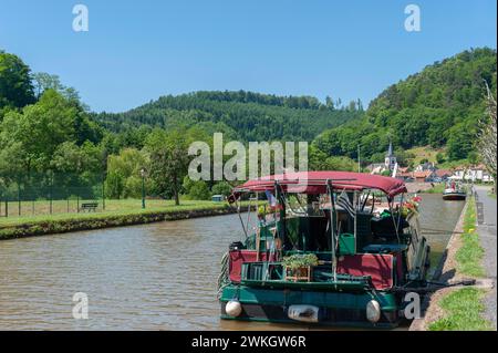 Hausboote auf dem Rhein-Marne-Kanal, Lutzelbourg, Lothringen, Frankreich, Elsass Stockfoto