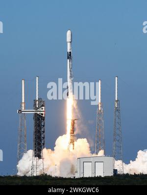 Cape Canaveral, Usa. Februar 2024. Eine SpaceX Falcon 9-Rakete mit Telkomsats Telekommunikationssatelliten Merah Putih 2 für Indonesien hebt von Pad 40 auf der Cape Canaveral Space Force Station in Cape Canaveral ab. Quelle: SOPA Images Limited/Alamy Live News Stockfoto