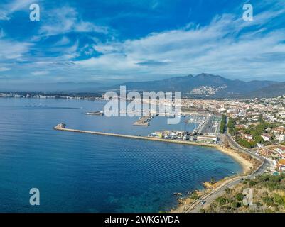 Blick aus der Vogelperspektive auf den Golf der Rosen in Spanien mit tiefblauem Wasser, Himmel, Segelbooten Stockfoto