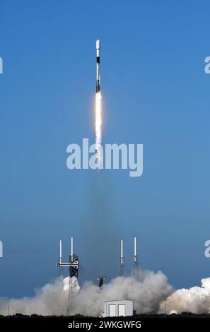 Cape Canaveral, Usa. Februar 2024. Eine SpaceX Falcon 9-Rakete mit Telkomsats Telekommunikationssatelliten Merah Putih 2 für Indonesien hebt von Pad 40 auf der Cape Canaveral Space Force Station in Cape Canaveral ab. (Foto: Paul Hennessy/SOPA Images/SIPA USA) Credit: SIPA USA/Alamy Live News Stockfoto