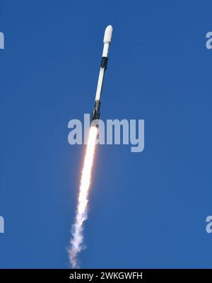 Cape Canaveral, Usa. Februar 2024. Eine SpaceX Falcon 9-Rakete mit Telkomsats Telekommunikationssatelliten Merah Putih 2 für Indonesien hebt von Pad 40 auf der Cape Canaveral Space Force Station in Cape Canaveral ab. (Foto: Paul Hennessy/SOPA Images/SIPA USA) Credit: SIPA USA/Alamy Live News Stockfoto