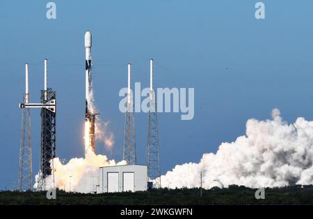 Cape Canaveral, Usa. Februar 2024. Eine SpaceX Falcon 9-Rakete mit Telkomsats Telekommunikationssatelliten Merah Putih 2 für Indonesien hebt von Pad 40 auf der Cape Canaveral Space Force Station in Cape Canaveral ab. (Foto: Paul Hennessy/SOPA Images/SIPA USA) Credit: SIPA USA/Alamy Live News Stockfoto