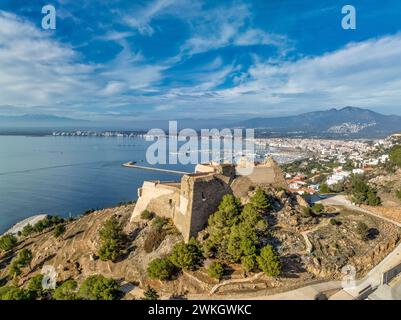 Aus der Vogelperspektive auf die Festung Trinity Fort, die die Bucht der Rosen in Spanien schützt Costa Brava Stockfoto