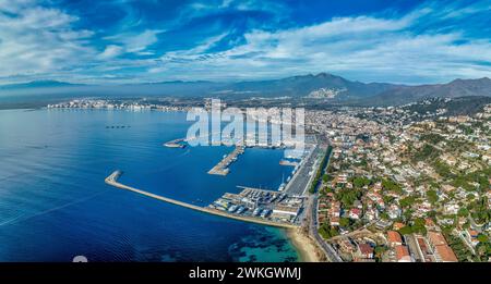 Blick aus der Vogelperspektive auf den Golf der Rosen in Spanien mit tiefblauem Wasser, Himmel, Segelbooten Stockfoto