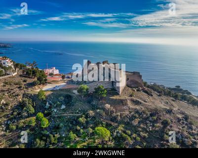 Aus der Vogelperspektive auf die Festung Trinity Fort, die die Bucht der Rosen in Spanien schützt Costa Brava Stockfoto