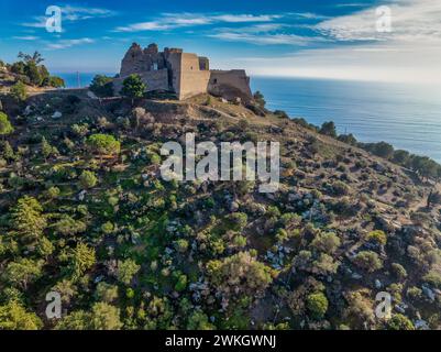 Aus der Vogelperspektive auf die Festung Trinity Fort, die die Bucht der Rosen in Spanien schützt Costa Brava Stockfoto