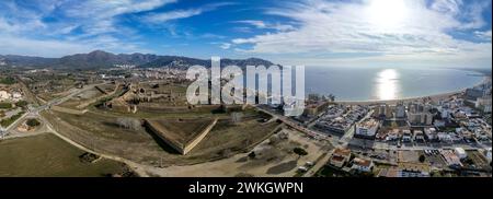 Panoramablick auf die Zitadelle von Roses in Spanien, riesige fünfeckige Festung mit Bastionen in jedem Winkel, Ruinen der mittelalterlichen Stadt, römische Ruinen Stockfoto