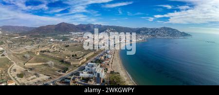 Panoramablick auf die Zitadelle von Roses in Spanien, riesige fünfeckige Festung mit Bastionen in jedem Winkel, Ruinen der mittelalterlichen Stadt, römische Ruinen Stockfoto