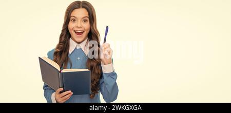 Inspiriertes Kinderbuch halten Schulbuch halten Stift angehoben isoliert auf weiß, Inspiration. Horizontales isoliertes Plakat der Schülerin. Banner-Kopfzeile Stockfoto