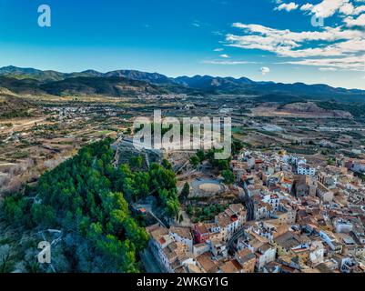 Blick aus der Vogelperspektive auf die Burg Segorbe, restaurierte mittelalterliche Hochburg auf einem Hügel mit abgewinkelten Kanonenplattformen an jeder Ecke, in der spanischen Provinz Castello Stockfoto