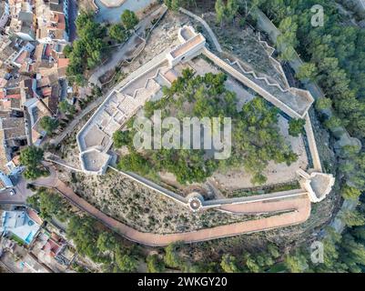 Blick aus der Vogelperspektive auf die Burg Segorbe, restaurierte mittelalterliche Hochburg auf einem Hügel mit abgewinkelten Kanonenplattformen an jeder Ecke, in der spanischen Provinz Castello Stockfoto