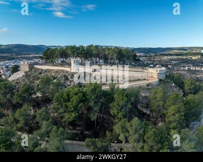 Blick aus der Vogelperspektive auf die Burg Segorbe, restaurierte mittelalterliche Hochburg auf einem Hügel mit abgewinkelten Kanonenplattformen an jeder Ecke, in der spanischen Provinz Castello Stockfoto