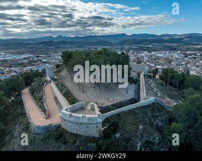 Blick aus der Vogelperspektive auf die Burg Segorbe, restaurierte mittelalterliche Hochburg auf einem Hügel mit abgewinkelten Kanonenplattformen an jeder Ecke, in der spanischen Provinz Castello Stockfoto