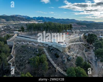 Blick aus der Vogelperspektive auf die Burg Segorbe, restaurierte mittelalterliche Hochburg auf einem Hügel mit abgewinkelten Kanonenplattformen an jeder Ecke, in der spanischen Provinz Castello Stockfoto