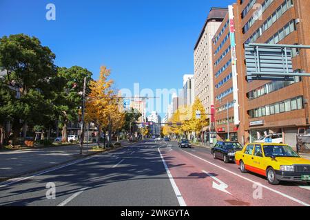 Verkehr auf der Kaigan dori Straße in Yokohama, Kanagawa, Japan. Stockfoto