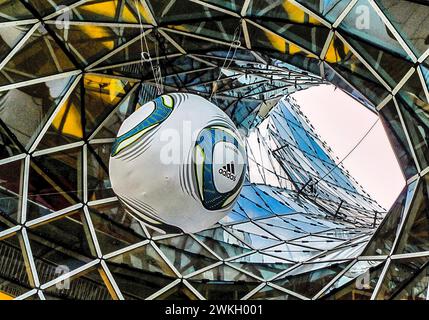 Fußball-Ausstellung in einem Kaufhaus in der Frankfurter Innenstadt vor dem Finale der FIFA Frauen-Weltmeisterschaft zwischen den USA und Japan im Stadion der FIFA-Weltmeisterschaft in Frankfurt 2011 Stockfoto