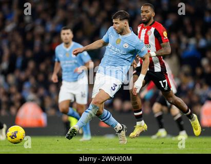 Etihad Stadium, Manchester, Großbritannien. Februar 2024. Premier League Football, Manchester City gegen Brentford; Ruben Dias aus Manchester City übergibt den Ball Credit: Action Plus Sports/Alamy Live News Stockfoto