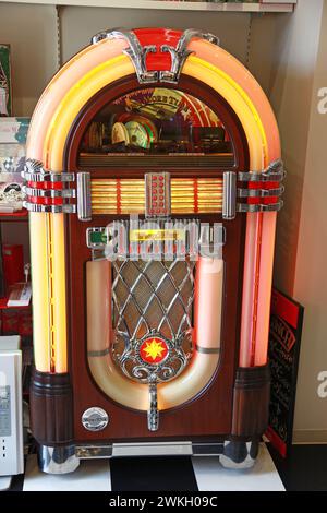 Eine 1950er Jahre Wurlizter Jukebox in einem amerikanischen Diner in Yokohama, Kanagawa, Japan. Stockfoto