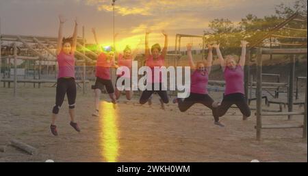 Bild des Sonnenuntergangs über diversen Frauen beim Hindernislauf Stockfoto