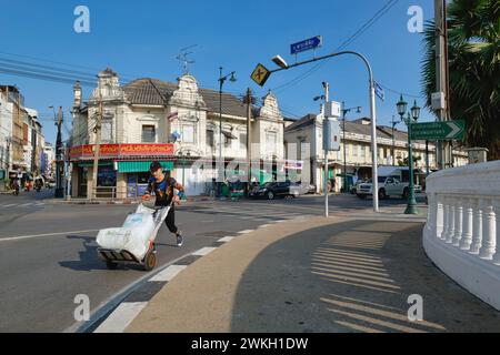 Atsadang Rd / Phra Phitak Junction in Phra Nakhon, der Altstadt von Bangkok, Thailand, mit alten chinesischen Geschäften und Lagerhäusern im B/g Stockfoto