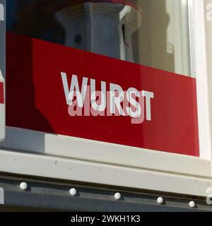 Schild mit der deutschen Inschrift Wurst am Fenster einer Metzgerei. Übersetzung: Wurst Stockfoto