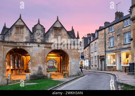 Sonnenuntergang hinter der Markthalle entlang der Hauptstraße. Chipping Campden, Cotswolds, Gloucestershire, England Stockfoto