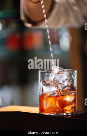 Negroni Cocktail, klassisches italienisches Getränk, erfunden in Florenz, Toskana, Italien Stockfoto