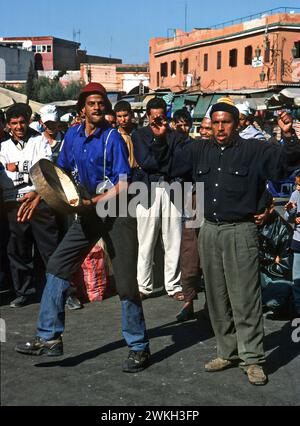 Marrakesch, Marokko. Entertainer spielen im Djemaa El Fna, dem Platz der Toten Stockfoto
