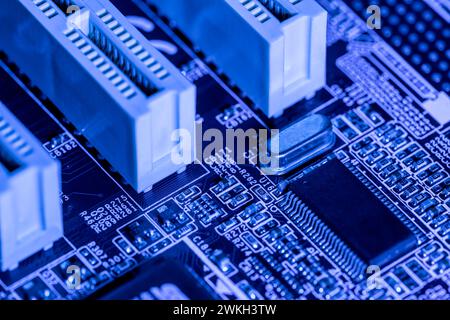 Computerplatine mit Buchsen und Chips. Nahaufnahme der elektronischen Bauteile. Stockfoto