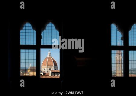 Blick auf die Kathedrale Santa Maria del Fiore vom Fenster des Palazzo Vecchio, Florenz, Italien Stockfoto