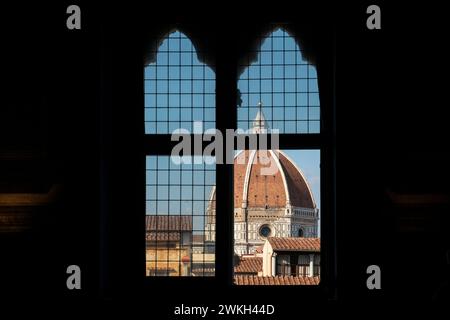 Blick auf die Kathedrale Santa Maria del Fiore vom Fenster des Palazzo Vecchio, Florenz, Italien Stockfoto