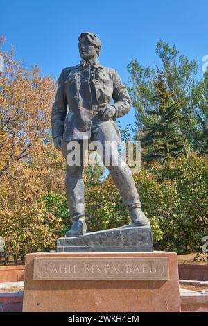 Blick auf eine Statue von Gani Muratbajew, der die junge kommunistische Liga gründete. Im Pioneer Park in Almaty, Kasachstan. Stockfoto