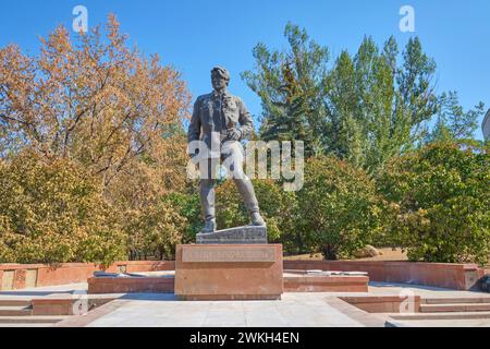 Blick auf eine Statue von Gani Muratbajew, der die junge kommunistische Liga gründete. Im Pioneer Park in Almaty, Kasachstan. Stockfoto