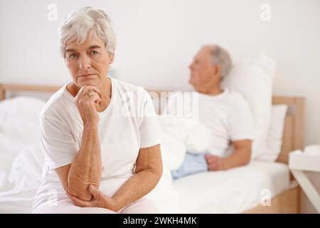 Senior, Paar und traurig im Schlafzimmer mit Konflikt, ignorieren und Krise in der Ehe für psychische Gesundheit oder Ruhestand. Ältere Menschen, Frau oder Mann mit Kampf Stockfoto